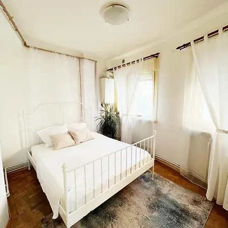 Bohemian In Center / Sleep & Explore